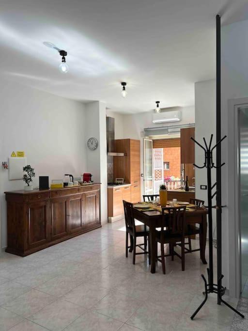 3 Fermate Dal Colosseo - Casa Vacanze Elena - 50 M Da Metro Garbatella — Photos 3