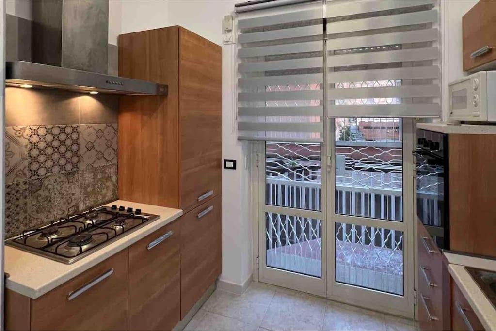 3 Fermate Dal Colosseo - Casa Vacanze Elena - 50 M Da Metro Garbatella — Photos 1